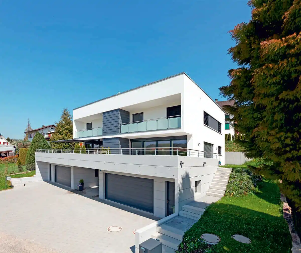 Porte de garage sectionnelle moderne installée dans une villa contemporaine des Alpes-Maritimes.