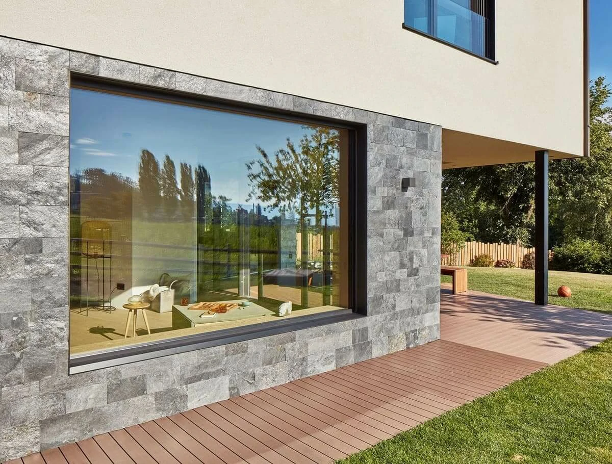 Grande baie vitrée en menuiserie aluminium haute performance FINSTRAL Fin-Project installée dans une villa moderne des Alpes-Maritimes.