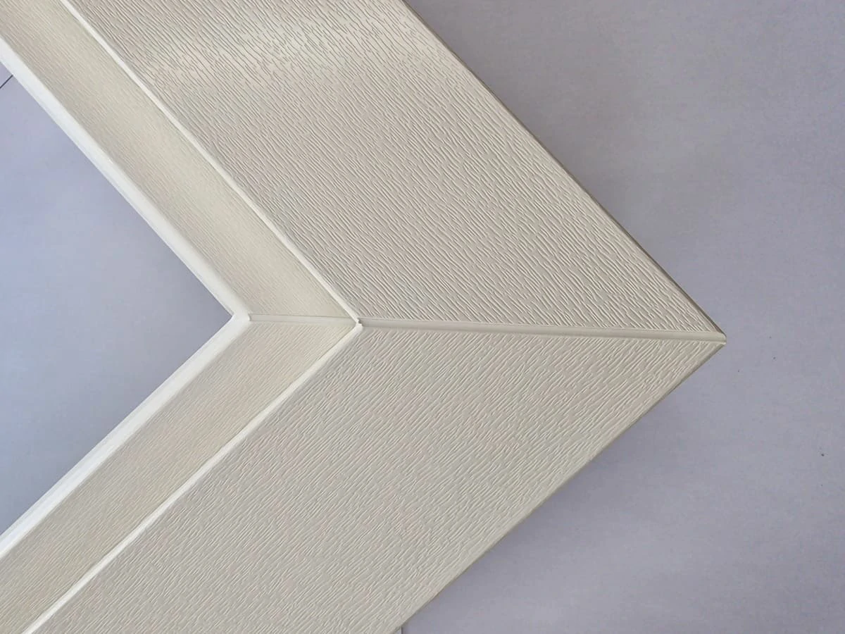 Détail d’un profil PVC FINSTRAL avec finition aspect bois dans la masse.