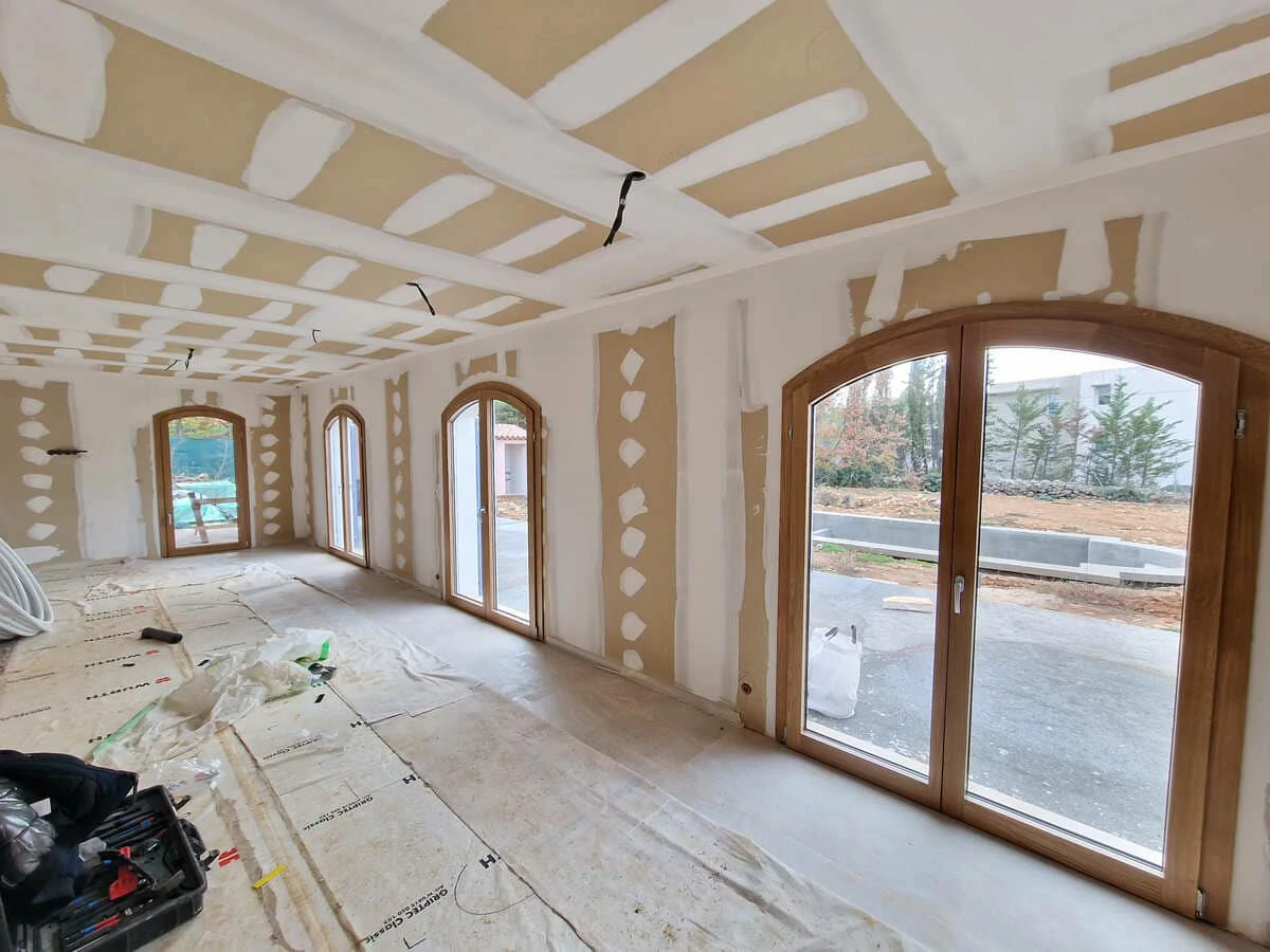 Menuiseries cintrées en chêne mixte bois aluminium Bildau & Bussmann installées à Mougins.