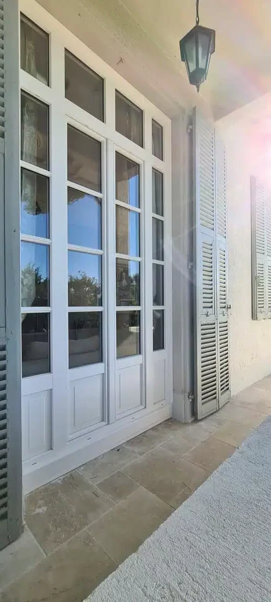 Fenêtre en PVC Finstral installée à Nice, dotée de petits bois intégrés et d’un soubassement à relief. Un style authentique associant charme classique et performances thermiques modernes.