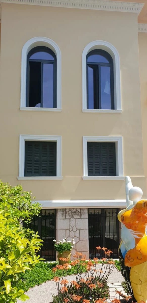 Fenêtres en bois haut de gamme Bildau & Bussmann avec arches plein cintre installées à Saint-Jean-Cap-Ferrat. Un design élégant mêlant authenticité architecturale et finitions d’exception.