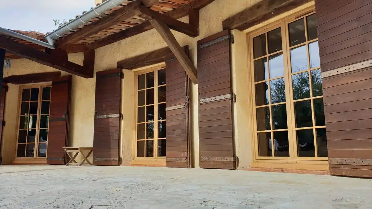 Portes-fenêtres en bois massif chêne de marque Bremaud avec petits bois intégrés, installées à Tourrettes-sur-Loup. Une réalisation chaleureuse et authentique associant tradition et qualité artisanale.