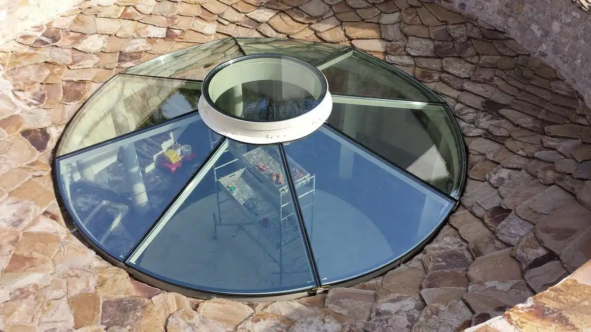 Dôme vitré circulaire en acier thermolaqué à La Turbie, offrant une luminosité naturelle exceptionnelle et un design architectural sur mesure