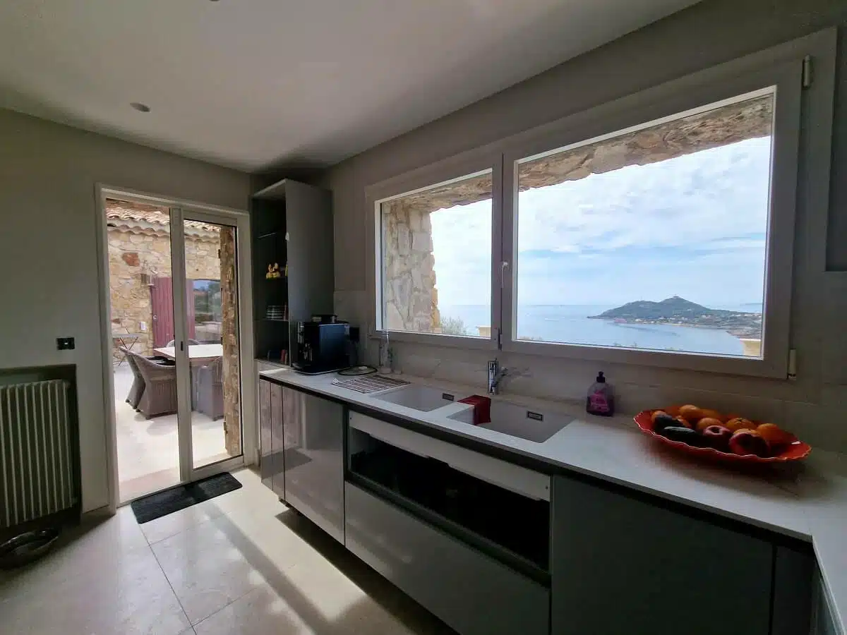 Baie coulissante à galandage en aluminium Technal installée à Agay, offrant une ouverture totale sur la terrasse et une vue imprenable sur la mer. Une menuiserie élégante alliant esthétisme, performance et confort.