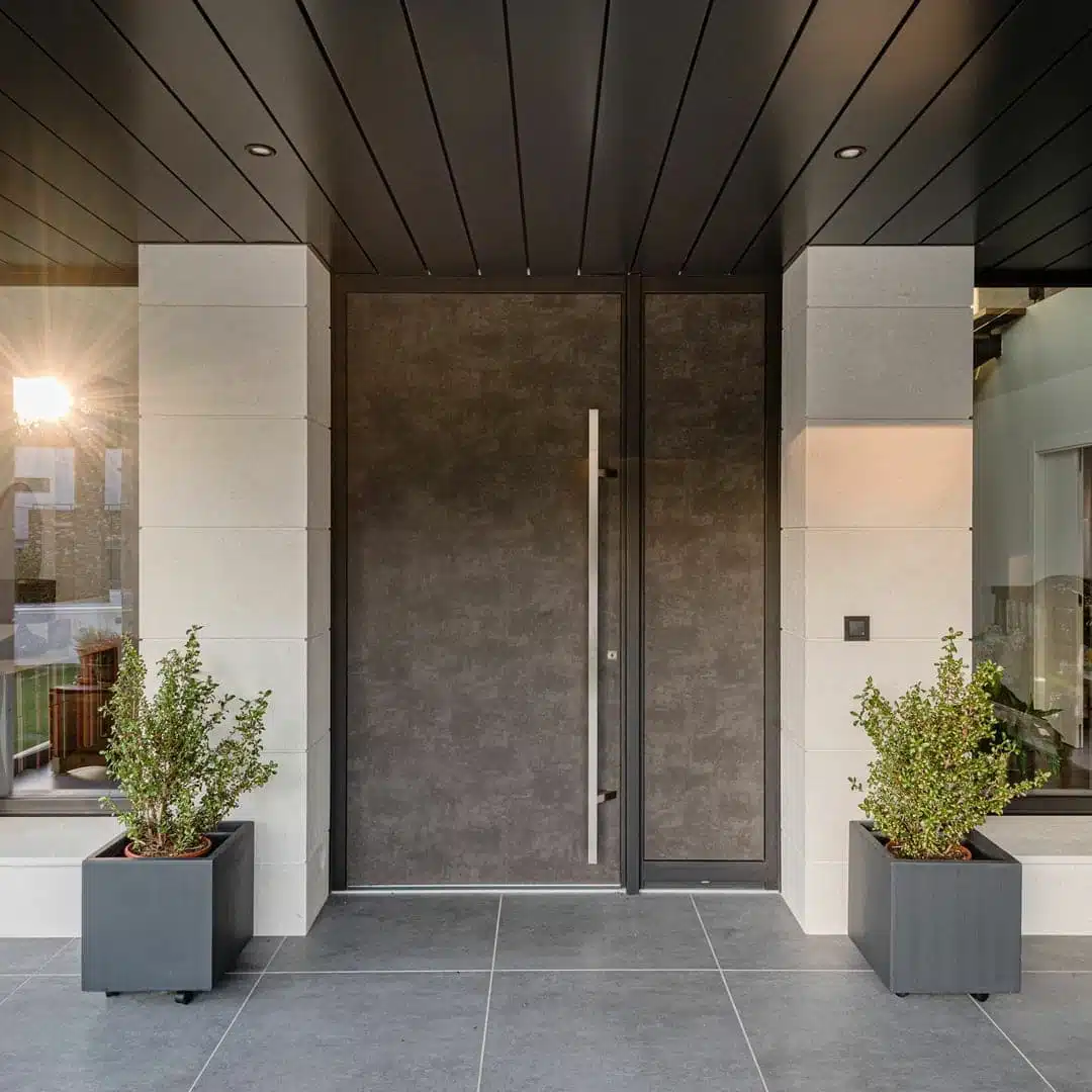 Porte d’entrée haut de gamme Finstral en aluminium et céramique installée à Saint-Jean-Cap-Ferrat, avec bâton maréchal inox. Un design moderne et raffiné associant sécurité, durabilité et finitions luxueuses.