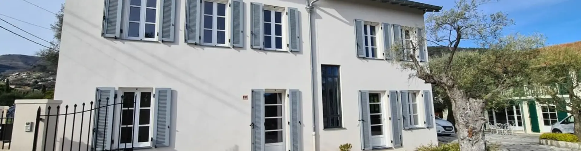 Volets battants en aluminium EHRET avec persiennes à lames américaines installés sur maison traditionnelle à Vence, alliant élégance provençale et durabilité