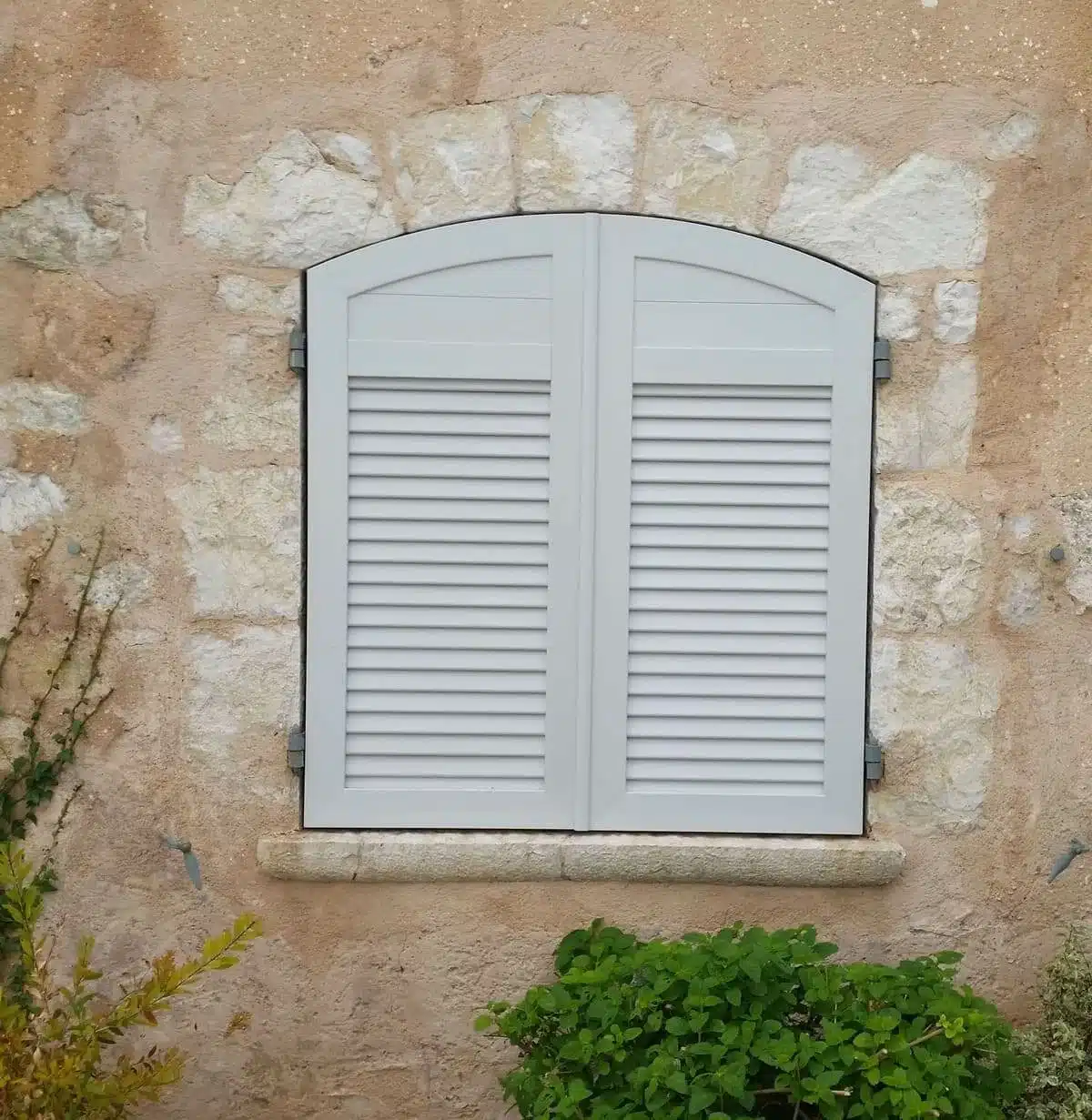 Volet PVC cintré avec persienne lames américaines et panneaux décoratifs installé à Saint-Paul-de-Vence.