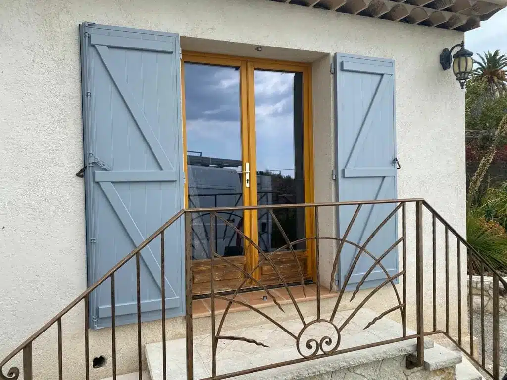 Volets battants aluminium isolés EHRET avec barres et écharpes type Z installés à Vence.