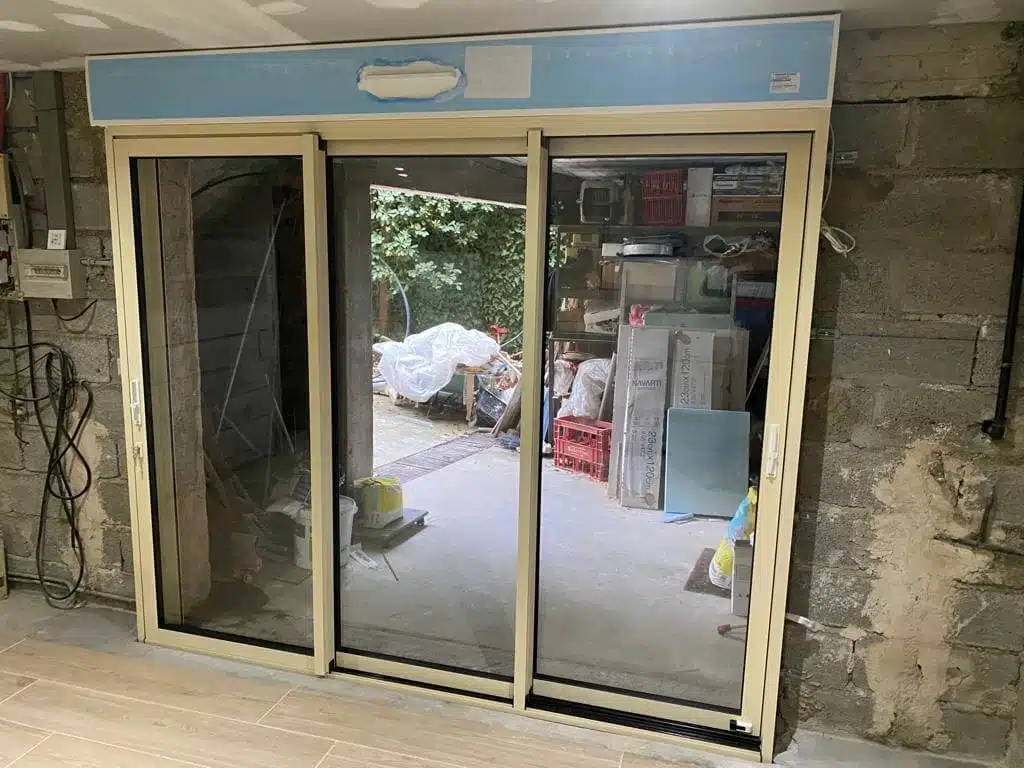 Volet roulant à lames aluminium avec coffre monobloc intégré à la menuiserie, installation à Roquefort-les-Pins.